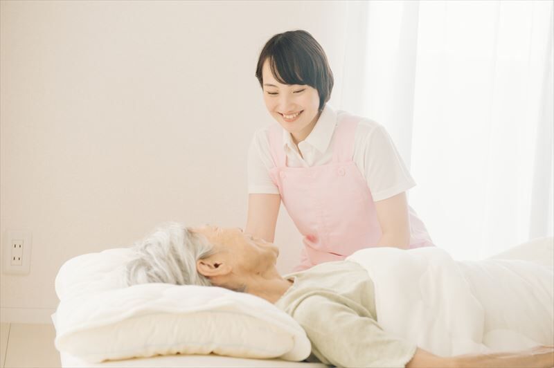寄り添う女性ヘルパー