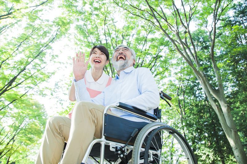 散歩する女性スタッフと老人