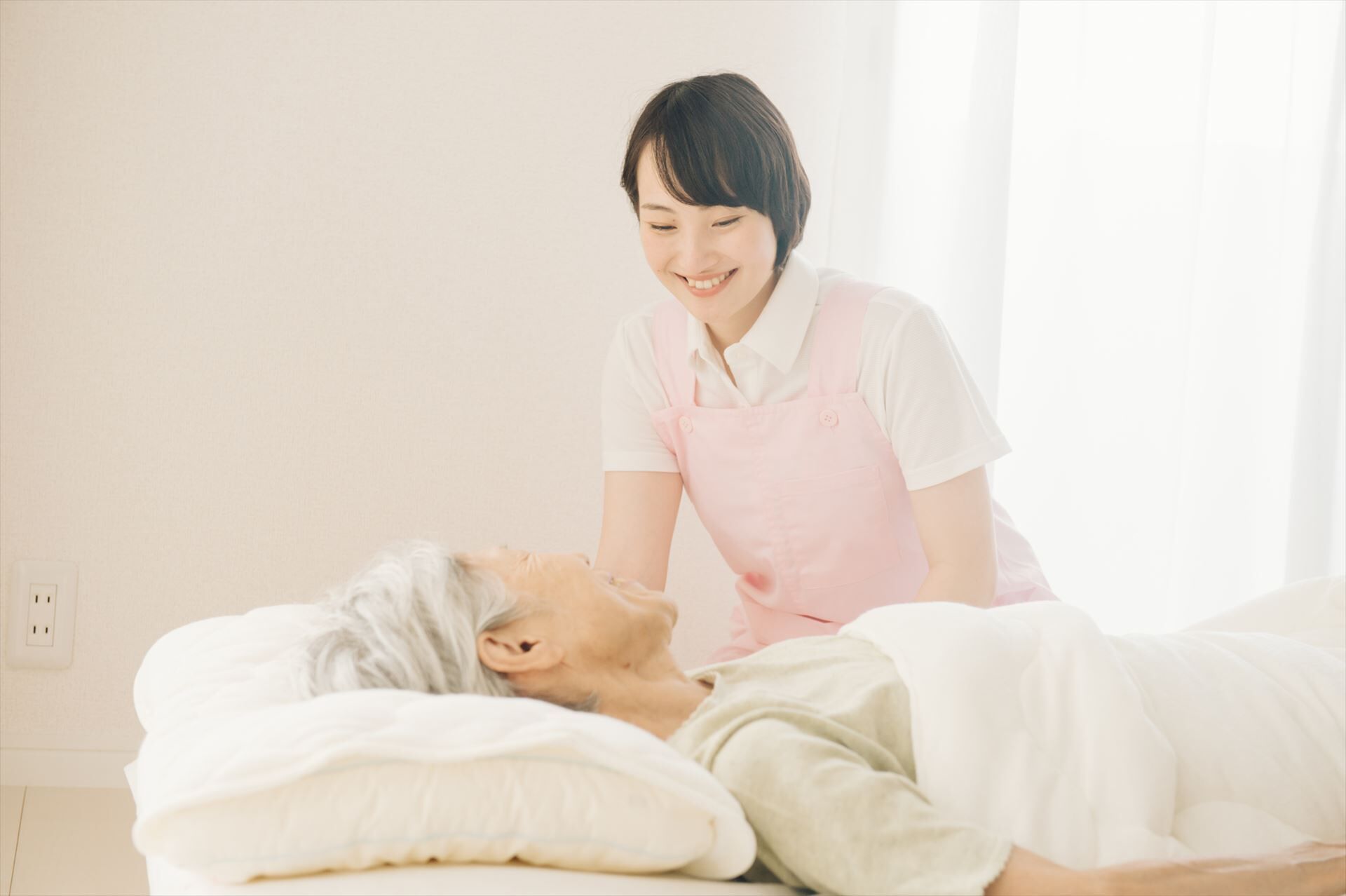 寄り添う女性ヘルパー