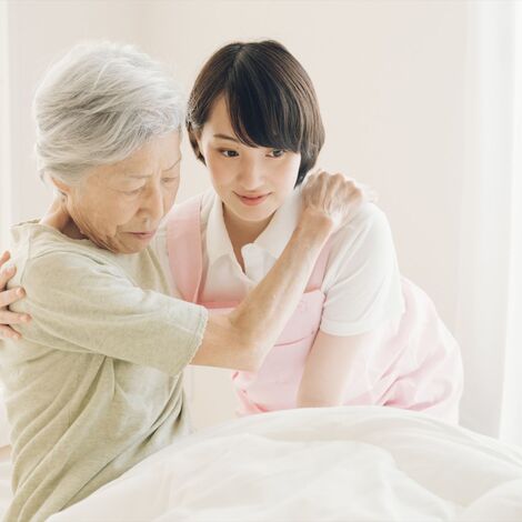 入居者のお世話をする女性スタッフ