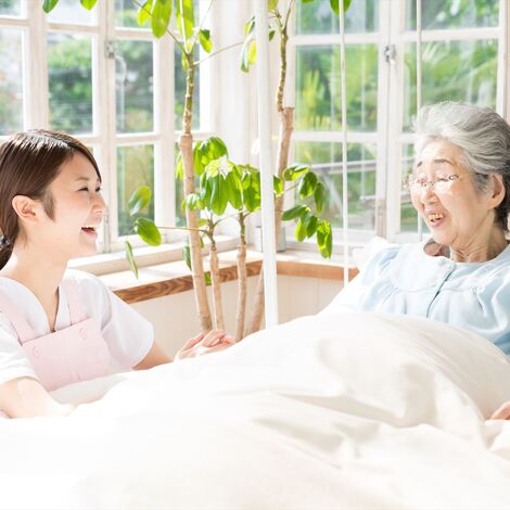 女性に寄り添う女性スタッフ