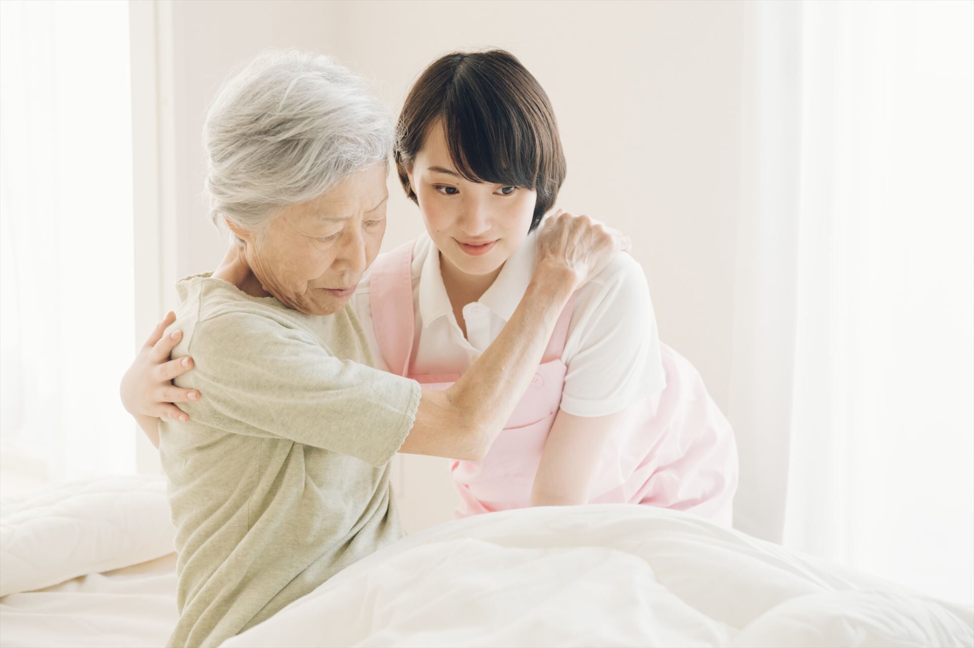 入居者のお世話をする女性スタッフ