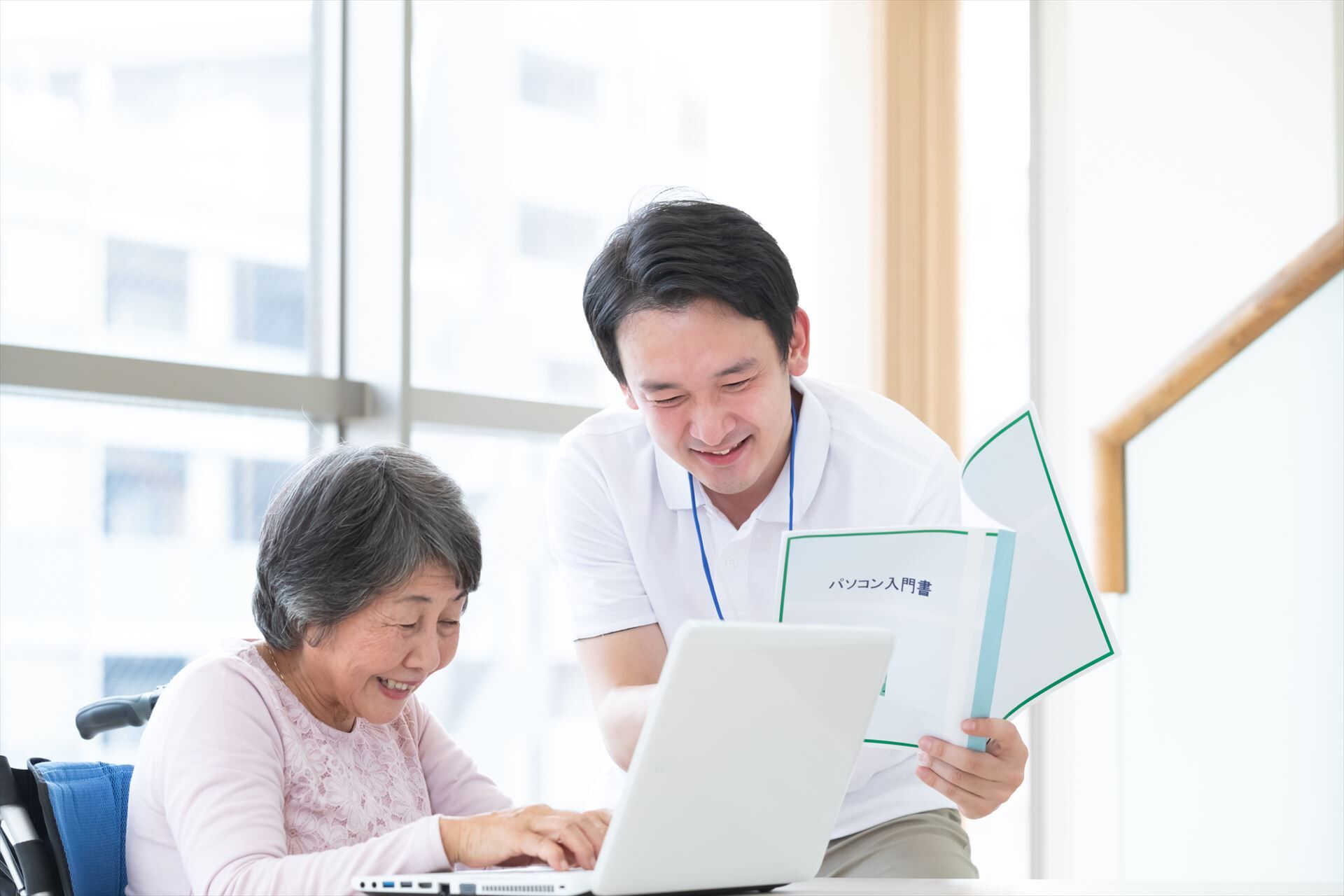 入居者に案内するケアマネージャー